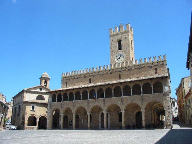 Piazza del popolo - Palazzo comunale